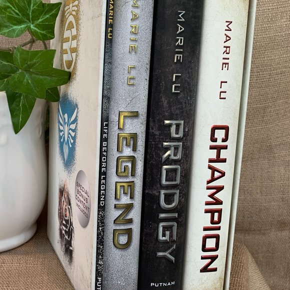 RARE Legend Trilogy Box Set with Bonus book - Picture 2 of 9